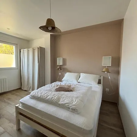 Holiday home Maison Avec Terrasse, 10 Couchages, A 200 M De La